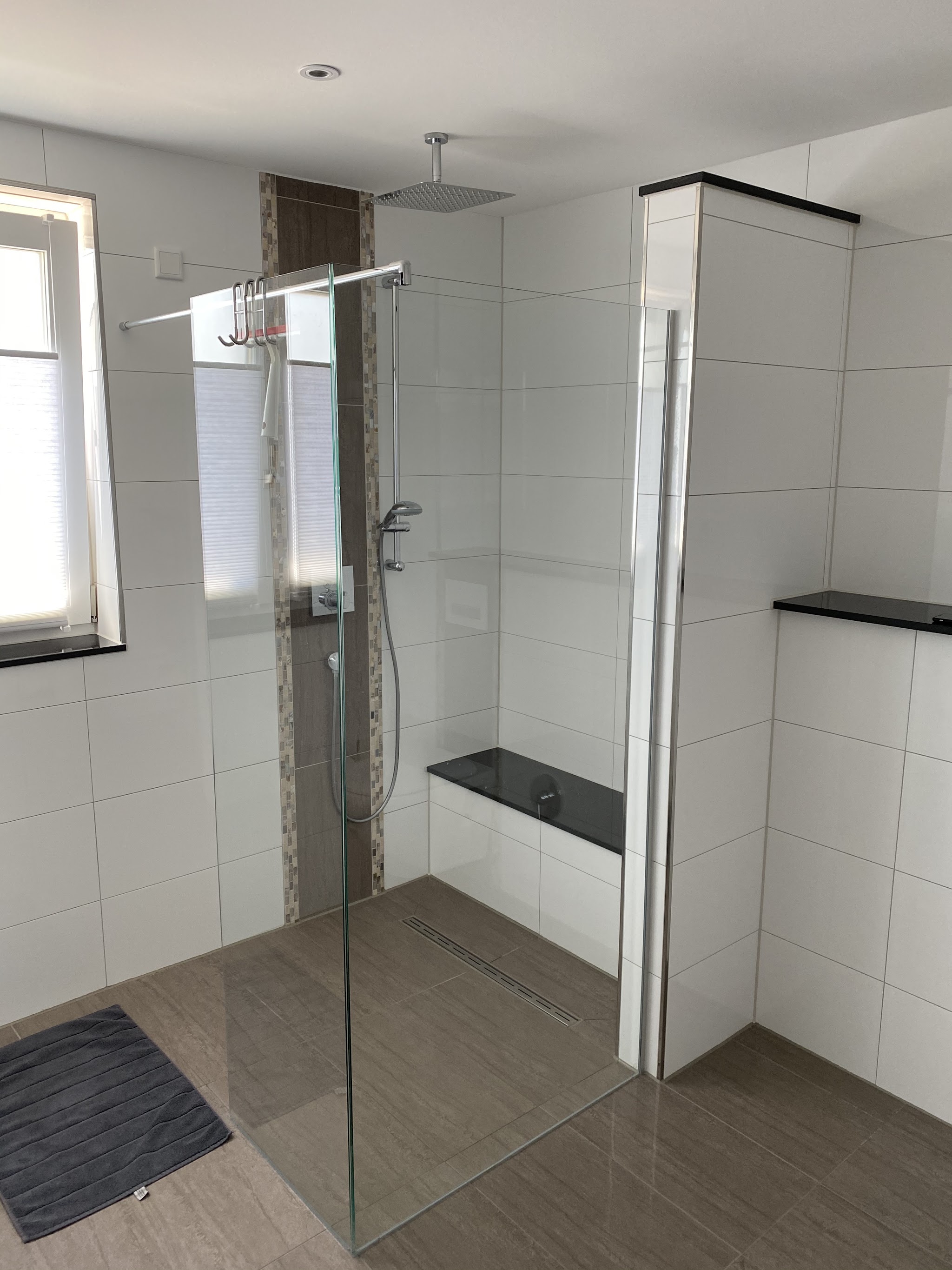 Modernes Bad mit bodengleicher Dusche, installiert von Bolat Turgay Heizung Sanitär